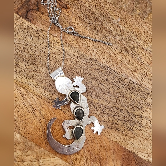 LABRADORITE GECKO PENDANT HANDMADE IN STERLING SILVER APPROX 2" × 1.5" Size - Picture 3 of 6